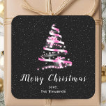 Roze en zwarte lint cadeautjes voor fijne kerst vierkante sticker<br><div class="desc">Deze elegante en chique vakantie sticker kan worden gepersonaliseerd met uw familienaam. Het ontwerp is voorzien van een roze en zwart lint kerstboom met cadeaus. De tekst combineert handgeschreven script en moderne schreefloze lettertypen voor een stijlvolle en verfijnde look. De vallende sneeuw, sneeuwvlokken en schitteringen geven een feestelijke en magische...</div>