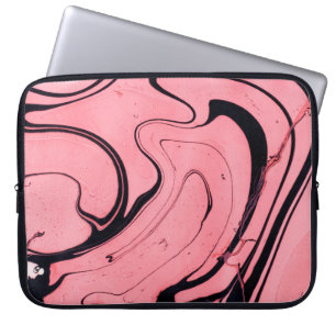 Roze en zwarte marmer. Handgeschilderd Laptop Sleeve