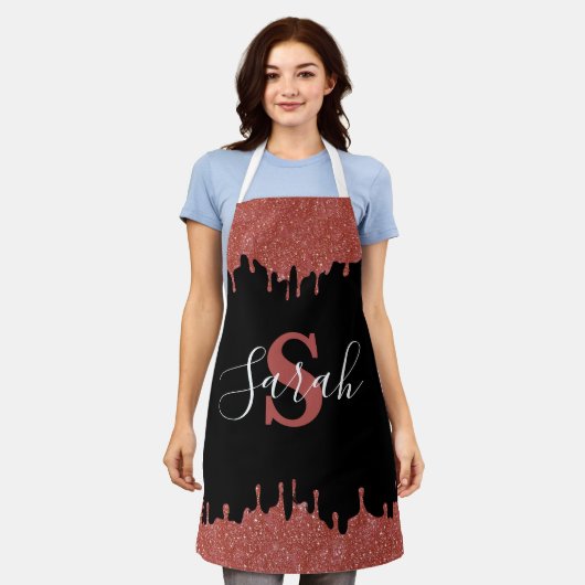 Roze en zwarte monogram glitterschort met druppels schort (Gedragen)