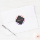 Roze en zwarte monogram ronde sticker (Envelop)