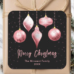 Roze en zwarte Ornamenten Zure kerst Vierkante Sticker<br><div class="desc">Deze elegante en glamoureuze vakantie sticker kan worden gepersonaliseerd met uw familienaam. Het ontwerp is voorzien van roze en zwarte kerstbauble ornamenten op een zwarte achtergrond. De tekst combineert handgeschreven script en moderne schreefloze lettertypen voor een stijlvolle en verfijnde look. De glinstering en glitter voegen een feestelijke en magische touch...</div>