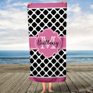 Roze en zwarte Quatrefoil Marokkaanse monogram han Badhanddoek