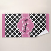 Roze en zwarte Quatrefoil Marokkaanse monogram han Badhanddoek (Badhanddoek)