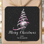 Roze en zwarte sierkerst vierkante sticker<br><div class="desc">Deze elegante en chique vakantie sticker kan worden gepersonaliseerd met uw familienaam. Het ontwerp is voorzien van een roze en zwarte kerstboom met een snuifje. De tekst combineert handgeschreven script en moderne schreefloze lettertypen voor een stijlvolle en verfijnde look. De vallende sneeuw, sneeuwvlokken en schitteringen geven een feestelijke en magische...</div>