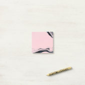 Roze en zwarte verf post-it® notes (Op bureau)