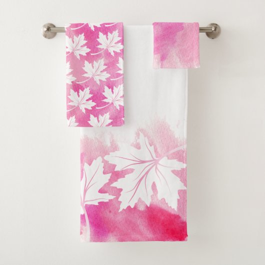Roze esdoornblad aquarel en monogram bad handdoek (Insitu)
