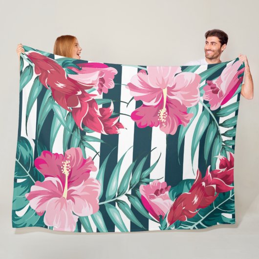 Roze exotische bloemen gestript fleece deken (In situ)
