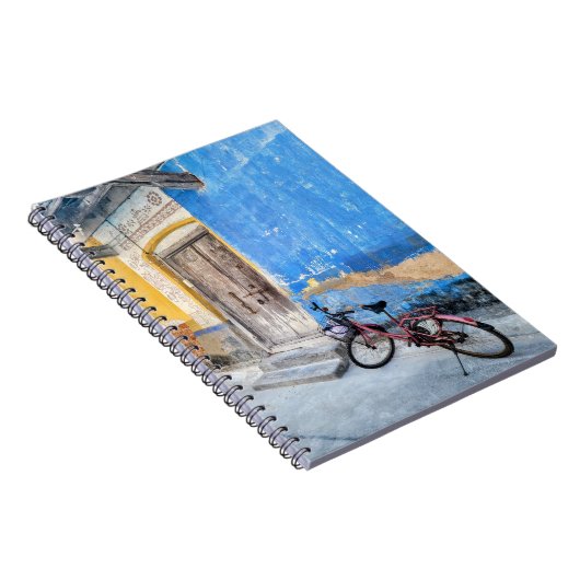 ROZE FIETS op BLAUWE WAND in INDIË NOTITIEBOEK (Rechterzijde)