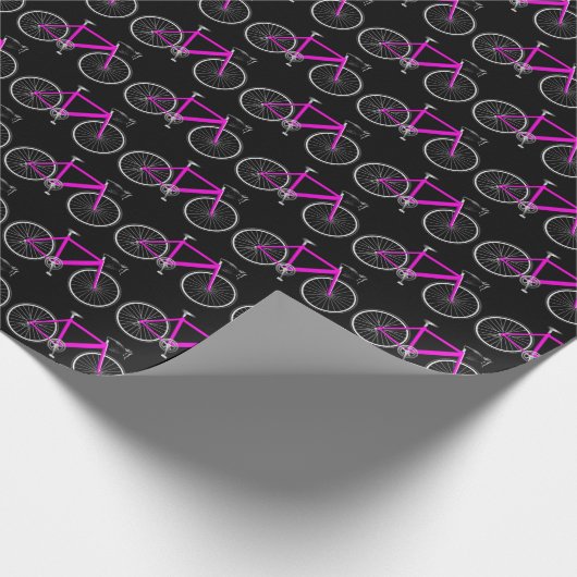 Roze fiets op zwart inpakpapier (Hoek)