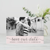 Roze fijne script Save Our Date-aankondiging The Date (Staand voorkant)