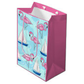 Roze Flamingo Blue Sailboat Preppy Medium Cadeauzakje (Voorkant Gekanteld)