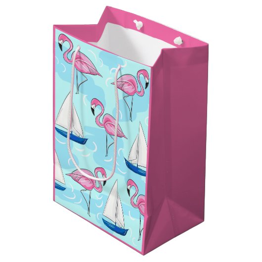 Roze Flamingo Blue Sailboat Preppy Medium Cadeauzakje (Voorkant Gekanteld)