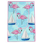 Roze Flamingo Blue Sailboat Preppy Medium Cadeauzakje (Achterkant)
