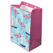 Roze Flamingo Blue Sailboat Preppy Medium Cadeauzakje (Achterkant Gekanteld)