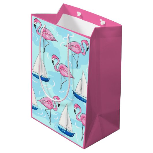 Roze Flamingo Blue Sailboat Preppy Medium Cadeauzakje (Achterkant Gekanteld)
