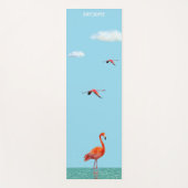 Roze Flamingo die op Beach op Light Blue staat Yogamat (Voorkant)