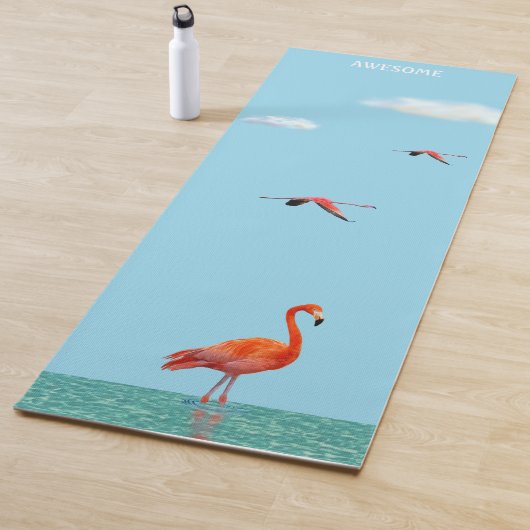 Roze Flamingo die op Beach op Light Blue staat Yogamat (In situ)