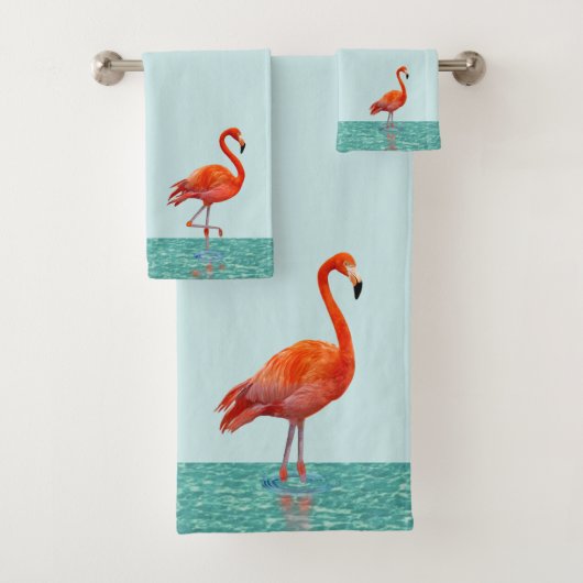 Roze Flamingo die op Lichte Blauwgroen Beach staat Bad Handdoek (Insitu)