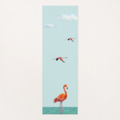 Roze Flamingo die op Lichte Blauwgroen Beach staat Yogamat (Voorkant)