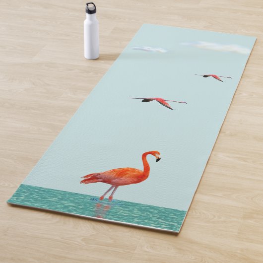 Roze Flamingo die op Lichte Blauwgroen Beach staat Yogamat (In situ)