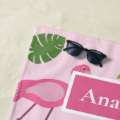 Roze flamingo en gepersonaliseerde tropische blade strandlaken (In situ)