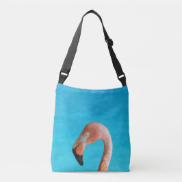 Roze flamingo gezicht tegen blauw water op crossbody tas