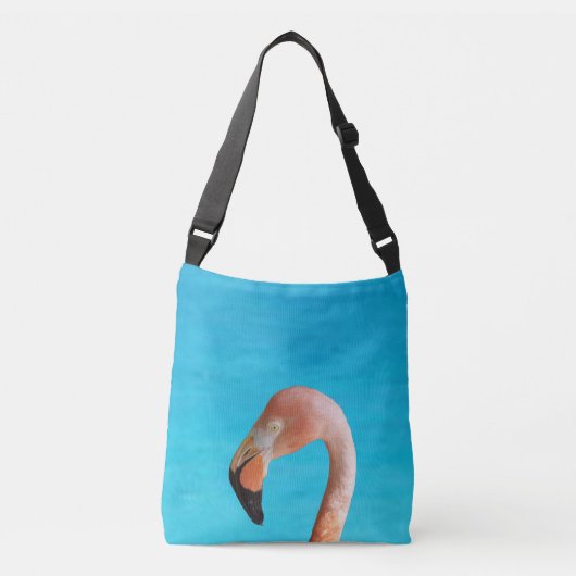 Roze flamingo gezicht tegen blauw water op crossbody tas (Voorkant)