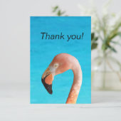 Roze flamingo gezicht tegen blauw water op een bedankkaart (Staand voorkant)