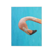 Roze flamingo gezicht tegen blauw water op een notitieblok (Linkerzijde)