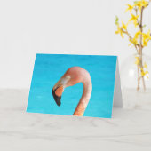 Roze flamingo gezicht tegen blauw water op kaart (Gele Bloem)