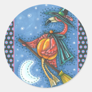 ROZE FLAMINGO HEKS, VLIEGEN OVER MAAN OP EEN BEZEM RONDE STICKER