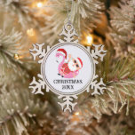 Roze Flamingo Kerstman Kerstfeest Tin Sneeuwvlok Ornament<br><div class="desc">Pink Flamingo en Santa Claus grillige kerstboom ornament is ideaal voor het tonen van uw kerst juichen in tropische stijl,  of u nu in Nederland of Maine woont. De kerstman in zijn skivvies draagt een zonnebril terwijl hij ontspant in een flamingo zwembad. Grappig strand thema kerst decor.</div>