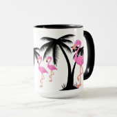 Roze Flamingo loopt door Black Palm Tree Mok (Voorkant rechts)