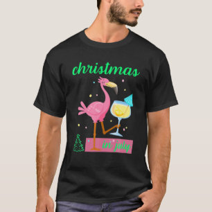 Roze flamingo met Cocktail Kerstmis in juli T-shirt
