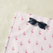 Roze flamingo met de naam roze strandlaken (In situ)