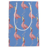 Roze Flamingo op Blue Birthday Medium Cadeauzakje (Voorkant)