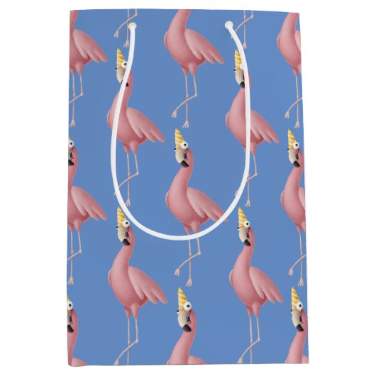 Roze Flamingo op Blue Birthday Medium Cadeauzakje (Voorkant)