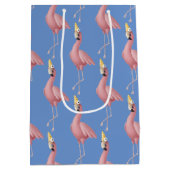 Roze Flamingo op Blue Birthday Medium Cadeauzakje (Achterkant)