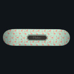 Roze Flamingo patroon met voornaam Persoonlijk Skateboard<br><div class="desc">Dit is een tekening van een flamingo vogel die in een patroon werd gemaakt. De achtergrond is een  muntkleur.  Er is een lijst in het ontwerp waar u jouw naam kunt laten drukken.</div>
