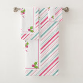 Roze Flamingo Santa Hat Candy Canes and Holly Bad Handdoek (Insitu)