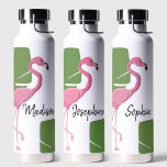 Roze Flamingo Tropical Bachelorette gepersonalisee Waterfles<br><div class="desc">Introductie van onze Pink Flamingo Tropical Bachelorette Gepersonaliseerde Waterfles - een leuk en praktisch accessoire voor uw tropische viering. Deze levendige waterfles heeft een speels roze flamingo-ontwerp en de personalisatie-optie stelt u in staat om een speciale touch toe te voegen voor een onvergetelijke vrijgezellenervaring. Pas de waterfles aan met de...</div>