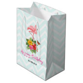 Roze Flamingo & Tropische Hibiscus Fancy Verjaarda Medium Cadeauzakje (Voorkant Gekanteld)