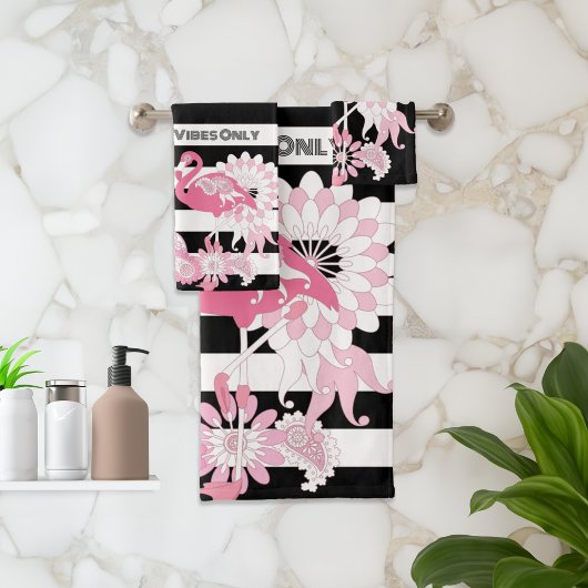 Roze Flamingo Vibes Alleen Zwart & Wit Gestreept Bad Handdoek