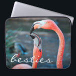 Roze Flamingo Vogel Vrienden Foto Besties Script Laptop Sleeve<br><div class="desc">Wie zegt dat flamingo's geen plezier kunnen hebben met hun favoriete vriend? Glimlach wanneer je deze prachtige, kleurrijke fotografie neopreen laptop sleeve van twee roze flamingo's spelen rond. Deze laptophoes is verkrijgbaar in drie formaten: 15, 13 en 10 inch. Maakt een geweldig cadeau voor je beste vriend! U kunt deze...</div>