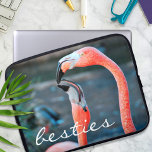 Roze Flamingo Vogelvrienden Fotografie Besties Laptop Sleeve<br><div class="desc">Wie zegt dat flamingo's geen plezier kunnen hebben met hun favoriete vriend? Glimlach wanneer je deze prachtige, kleurrijke fotografie neopreen laptop sleeve van twee roze flamingo's spelen rond. Deze laptophoes is verkrijgbaar in drie formaten: 15, 13 en 10 inch. Maakt een geweldig cadeau voor je beste vriend! U kunt deze...</div>