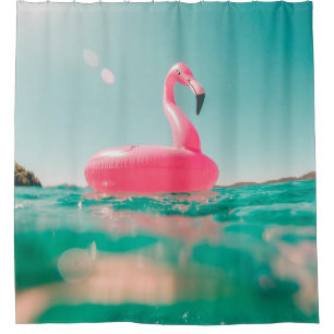Roze flamingo zwemring op waterlichaam in zomer douchegordijn