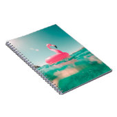 Roze flamingo zwemring op waterlichaam in zomer notitieboek (Rechterzijde)