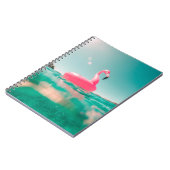 Roze flamingo zwemring op waterlichaam in zomer notitieboek (Linkerzijde)