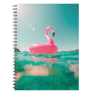 Roze flamingo zwemring op waterlichaam in zomer notitieboek