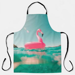 Roze flamingo zwemring op waterlichaam in zomer schort